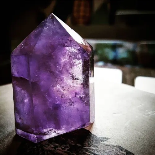 Close-up of amethyst crystal structure showing color zoning