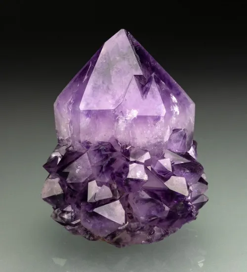 Color variations between amethyst specimens