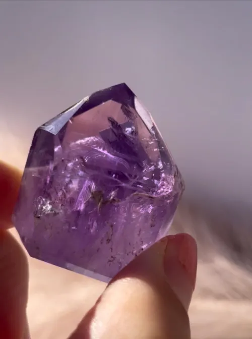 Comparison of amethyst crystal structure to regular quartz
