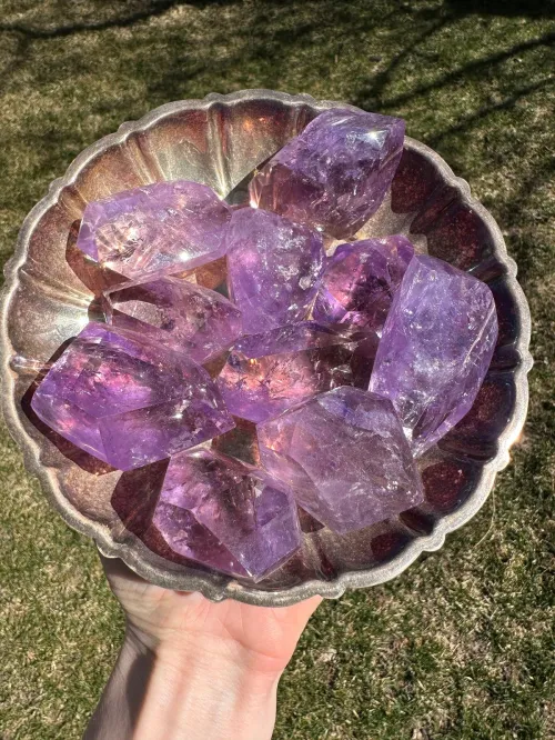 Illustration comparing hardness scales and impact resistance of amethyst and emerald